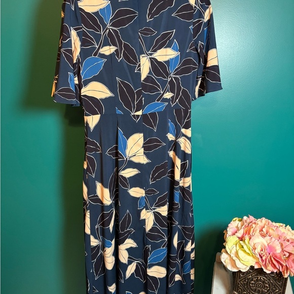 Maggy London Navy Blue and Cream Sheath Dress with Flutter Sleeves - Picture 2 of 6